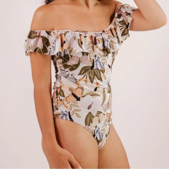 Gianni Bini Off Shoulder One Piece Swimsuit
Size M - Picture 1 of 8